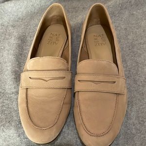 Naturalizer Juliette 2 size 9.5 Tan suede loafers.